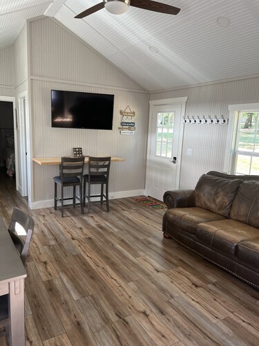 Cute cabin in nice quiet secluded area close to the water, The Coves Golf course