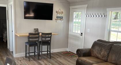 Cute cabin in nice quiet secluded area close to the water, The Coves Golf course