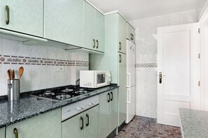 Een koelkast, een microgolfoven, een kookplaat