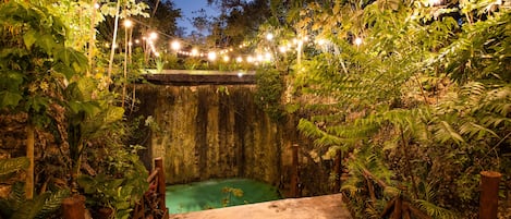 2 piscines extérieures, cabanons gratuits, chaises longues