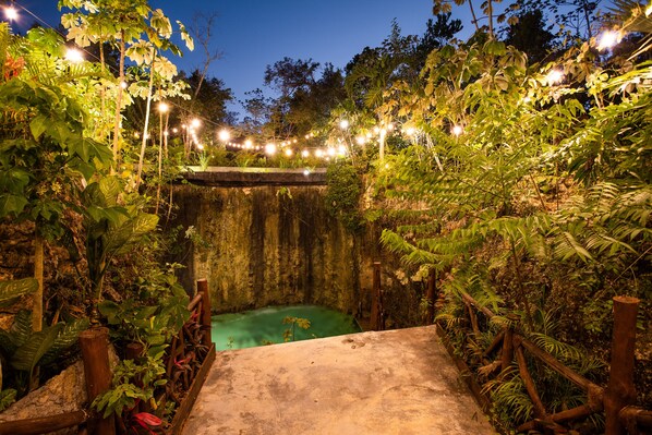 2 utendørsbassenger, bassengtelt (inkludert) og bassengparasoller