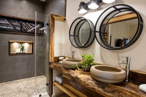 Romantic Villa, 1 King Bed, Jetted Tub | Bathroom