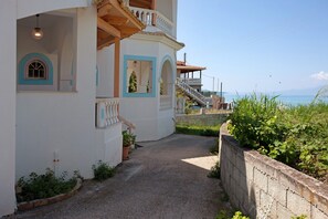 Property grounds - Pet-Friendly Apartment 'Vorrisi' with Sea View, Terraces & A/C (Alykes)