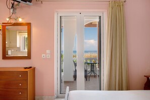 1 bedroom, bed sheets - Pet-Friendly Apartment 'Vorrisi' with Sea View, Terraces & A/C (Alykes)