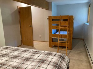 2 多间卧室、旅行婴儿床、WiFi、床单