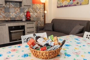 TV - Holiday Home 'Leondoro - Pirandello' with Balcony and Wi-Fi (SANTA FLAVIA)
