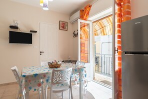 Dining - Holiday Home 'Leondoro - Pirandello' with Balcony and Wi-Fi (SANTA FLAVIA)