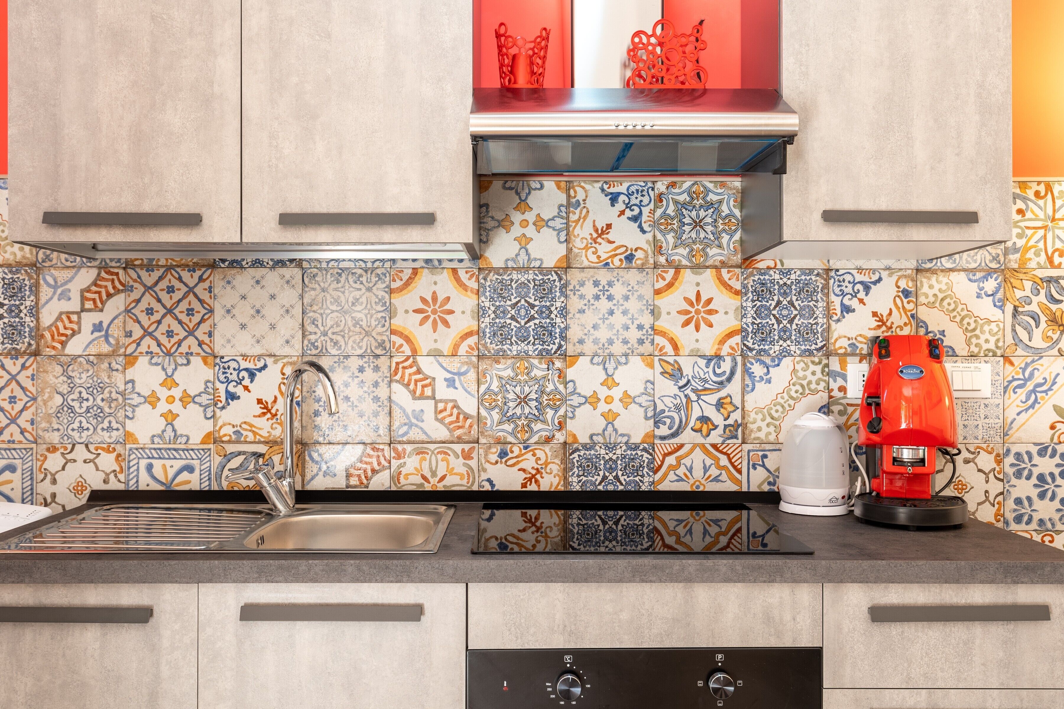 Refrigerador, horno, placa de cocina, cafetera/tetera