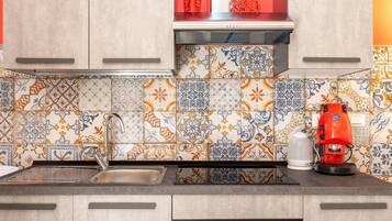 Refrigerador, horno, placa de cocina, cafetera/tetera