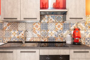 Fridge, oven, stovetop, coffee/tea maker - Holiday Home 'Leondoro - Pirandello' with Balcony and Wi-Fi (SANTA FLAVIA)