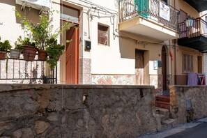 Exterior detail - Holiday Home 'Leondoro - Pirandello' with Balcony & Wi-Fi (SANTA FLAVIA)