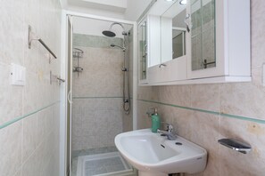 Douche, sèche-cheveux, serviettes fournies