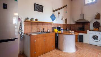 Een koelkast, een magnetron, een oven, een kookplaat