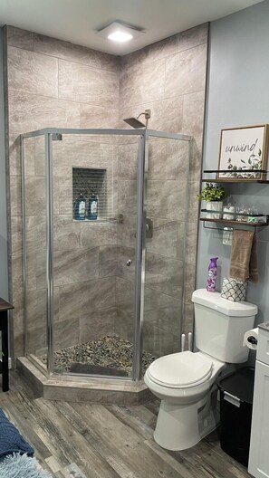 Dusche, Haartrockner, Handtücher, Seife