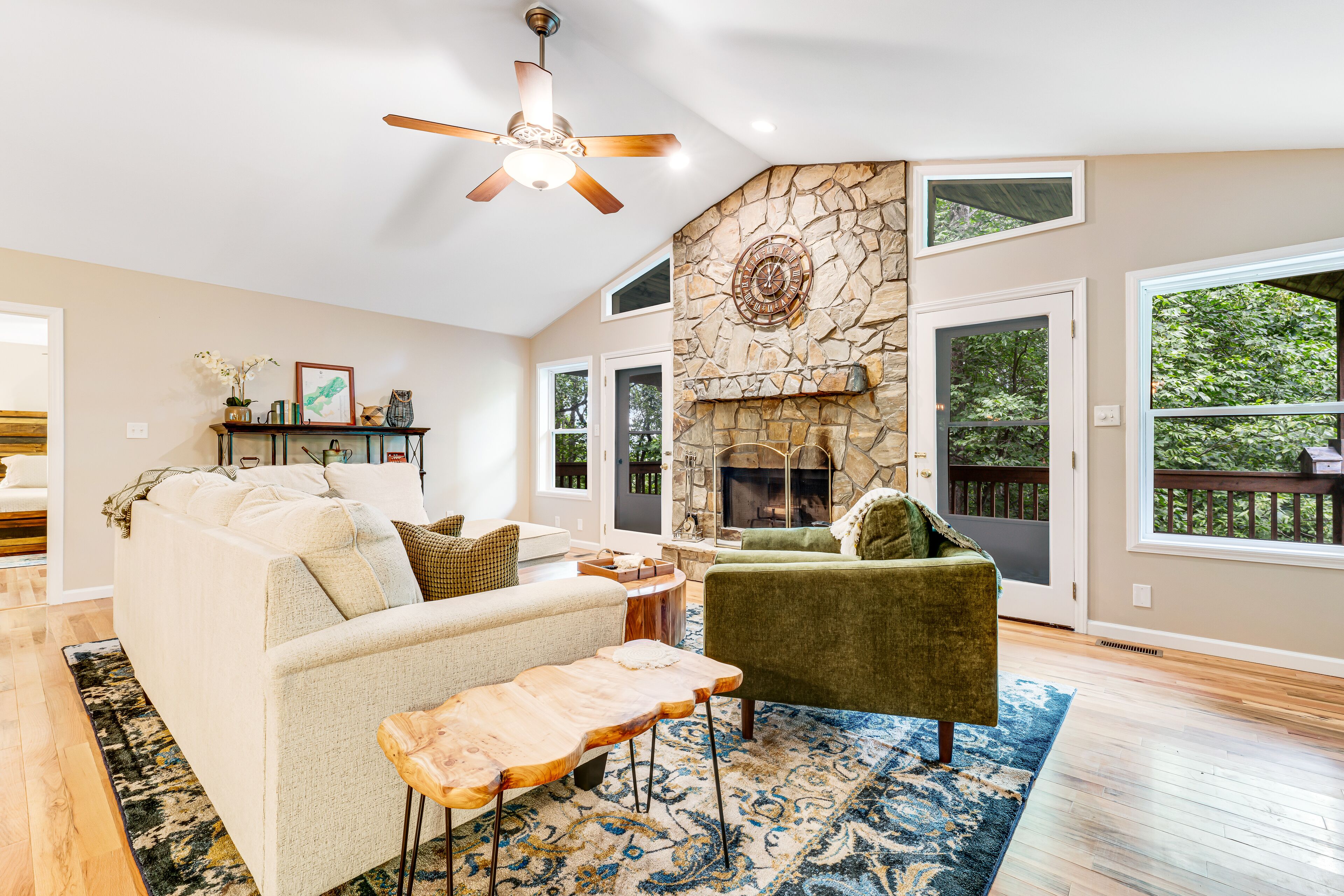 Spacious updated home near hiking trails w/deck, pool table, mtn views - dogs ok