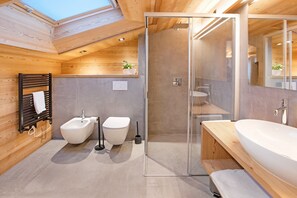 Een douche, een haardroger, handdoeken