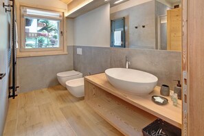 Ducha, secador de pelo y toallas