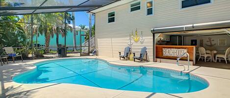 Utendørsbasseng og et oppvarmet basseng