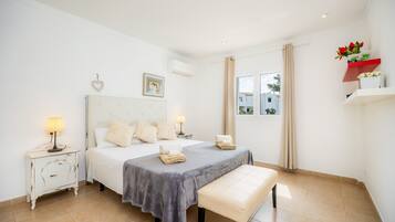 3 slaapkamers, een strijkplank/strijkijzer, gratis wifi, beddengoed