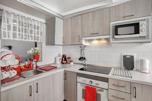 Kjøleskap, mikrobølgeovn, ovn og kokeplater