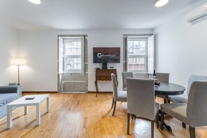 Dining - GuestReady - Modern Duplex, Neo-Classical Building (Porto)