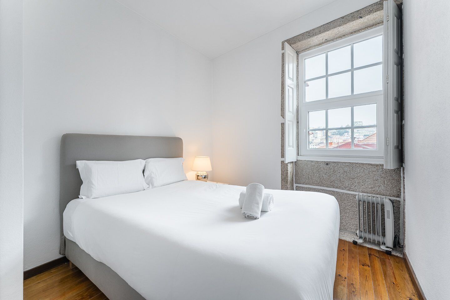 2 bedrooms, free Internet, bed sheets
