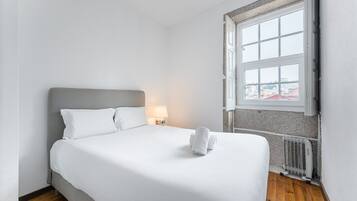2 bedrooms, free Internet, bed sheets