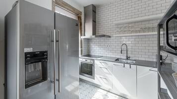 Refrigerador, microondas, horno y cafetera y tetera