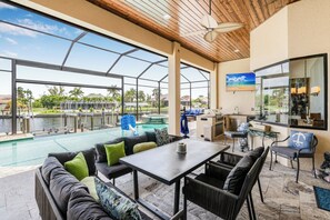 Dining - VRCC Villa Paradisio (Cape Coral)