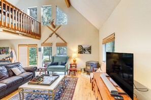 TV, fireplace - Beautiful McCall Cabin: Perfect for Families! (McCall)