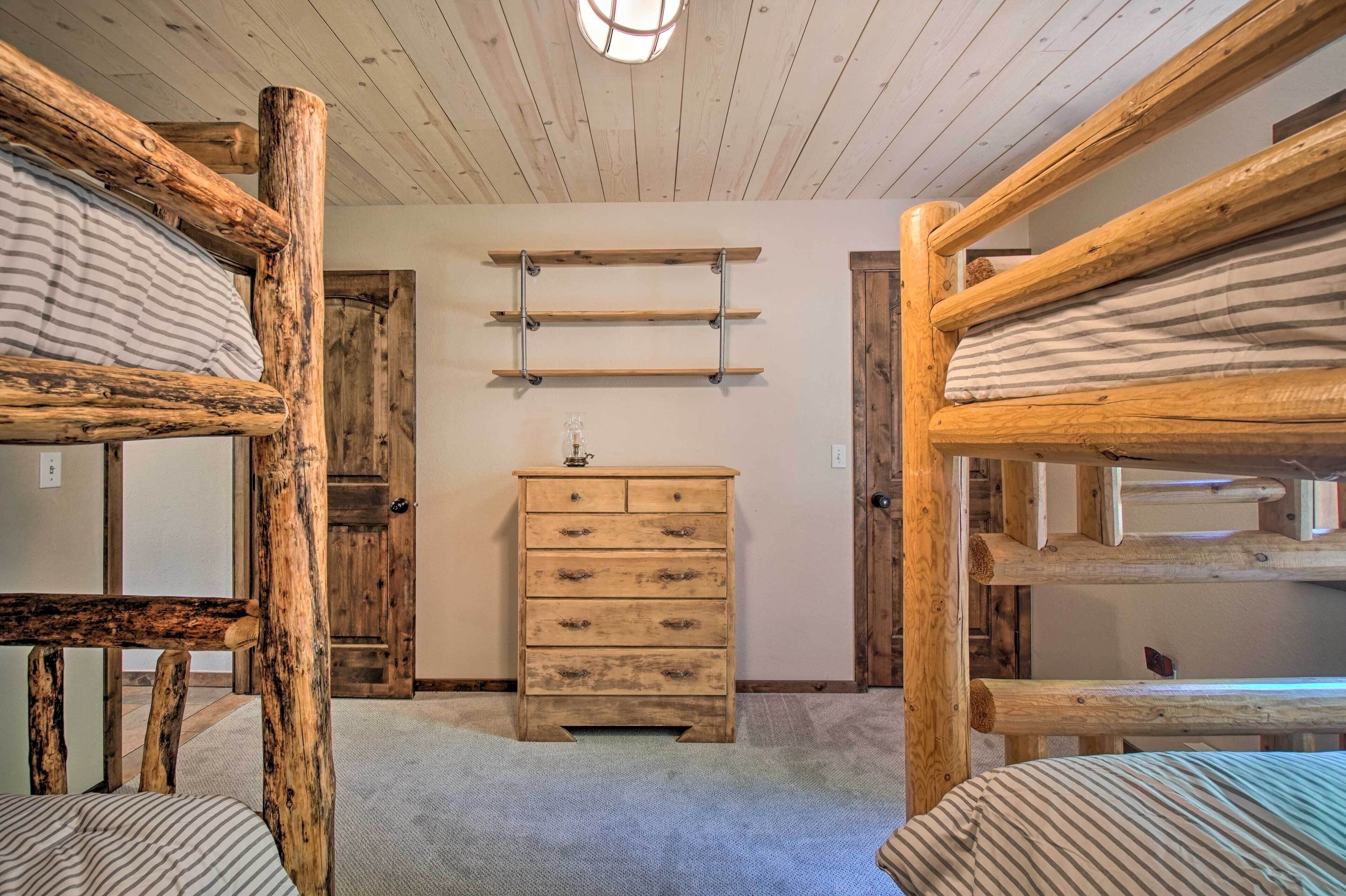 Ein rustikaler Raum mit Holzwetten, einem Holzschrank und einer kleinen Regalwand.