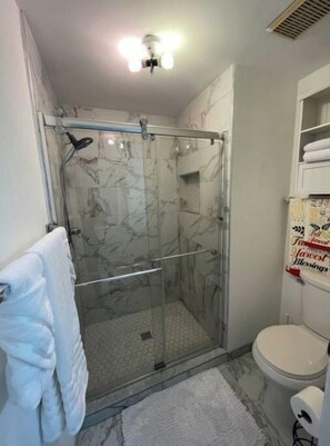 وحدات دش مع أحواض استحمام، مراحيض شطف