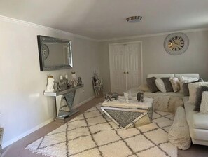 Living area - 2 KING beds HANDS&HEART 2LEVEL 2R (Silver Spring)