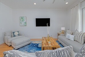 Smart TV, DVD player - ★ Sugar Sands ★ Steps to Beach ★ Balconies ★ Pool★  (Panama City Beach)