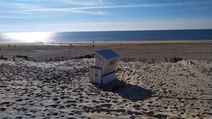 A beach with a sandcastle labeled "867" and a clear view of the ocean. - House Brandenburg App. 43 with lake view - 2 room apartment with breathtaking views (Sylt)