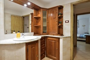 Badewanne, Haartrockner, Handtücher