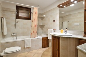 Badewanne, Haartrockner, Handtücher