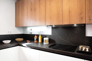 Een koelkast, een microgolfoven, een oven, een kookplaat