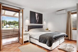 5 bedrooms, iron/ironing board, free WiFi, bed sheets - Villa la Luna – 5-Bedroom Country Estate with Pool & Garden in Vejer, Cádiz (VEJER DE LA FRONTERA)