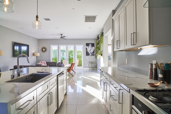 Frigorifero, microonde, forno, piano cottura