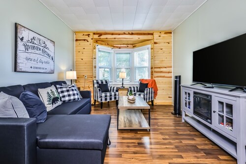 Dog-friendly cottage with deck, grill, & W/D - near Riverview Park & downtown