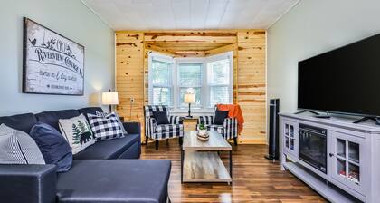Dog-friendly cottage with deck, grill, & W/D - near Riverview Park & downtown