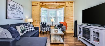 Dog-friendly cottage with deck, grill, & W/D - near Riverview Park & downtown