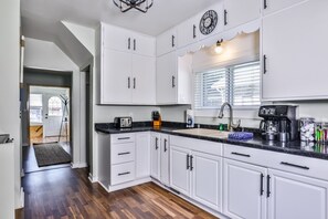 冷蔵庫、電子レンジ、オーブン、コンロ