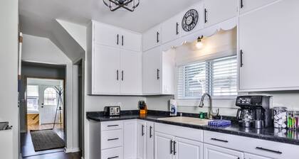 Dog-friendly cottage with deck, grill, & W/D - near Riverview Park & downtown