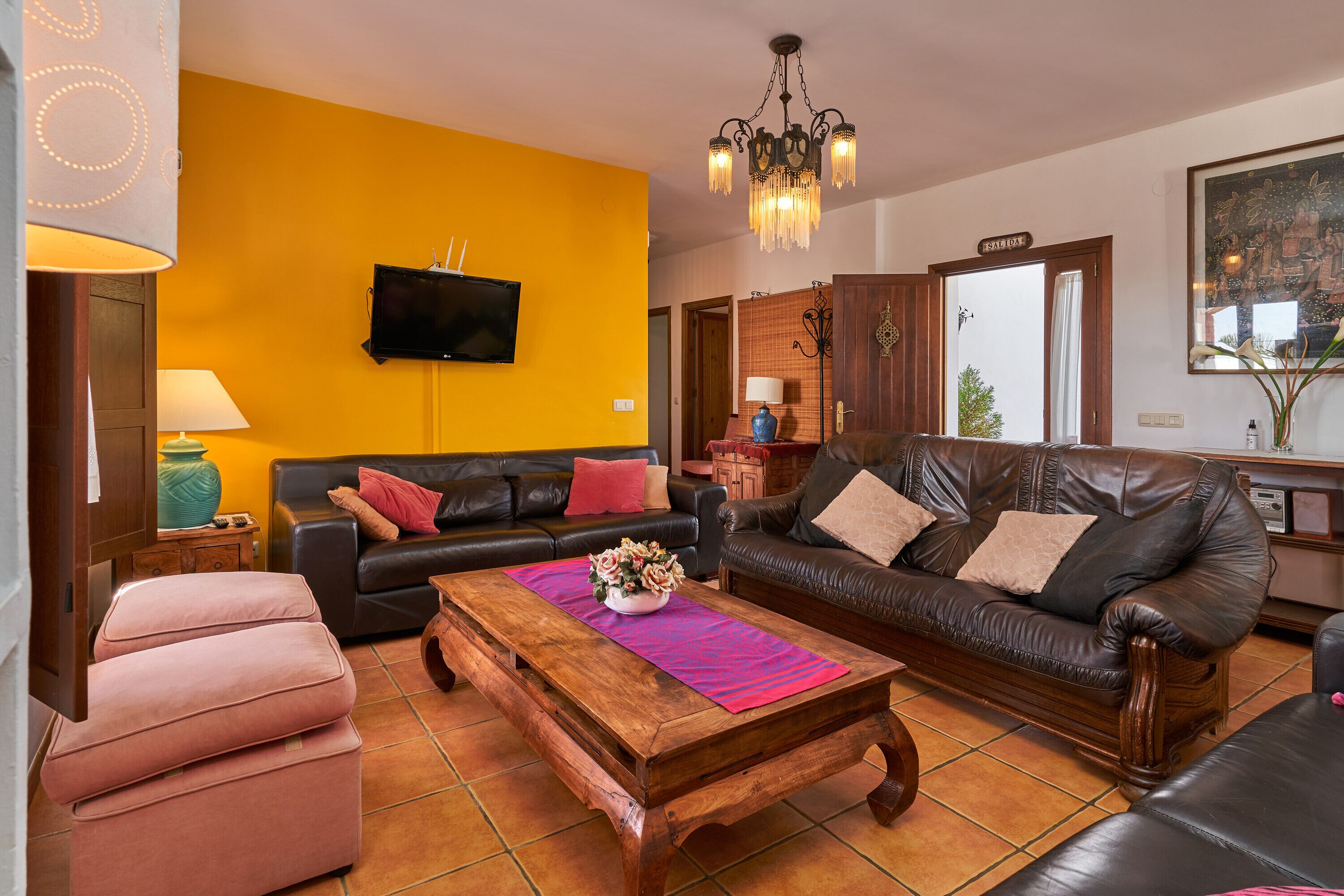 Una televisión, una chimenea, una mesa de tenis de mesa