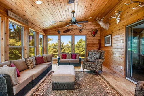 Stunning lodge with game room, balcony, central AC & washer/dryer