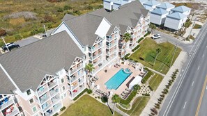 Exterior - THAT VIEW! Top Floor Condo, walk to the beach, See the sea! Book this space now! (Gulf Shores)