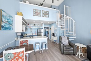 Interior - THAT VIEW! Top Floor Condo, walk to the beach, See the sea! Book this space!  (Gulf Shores)