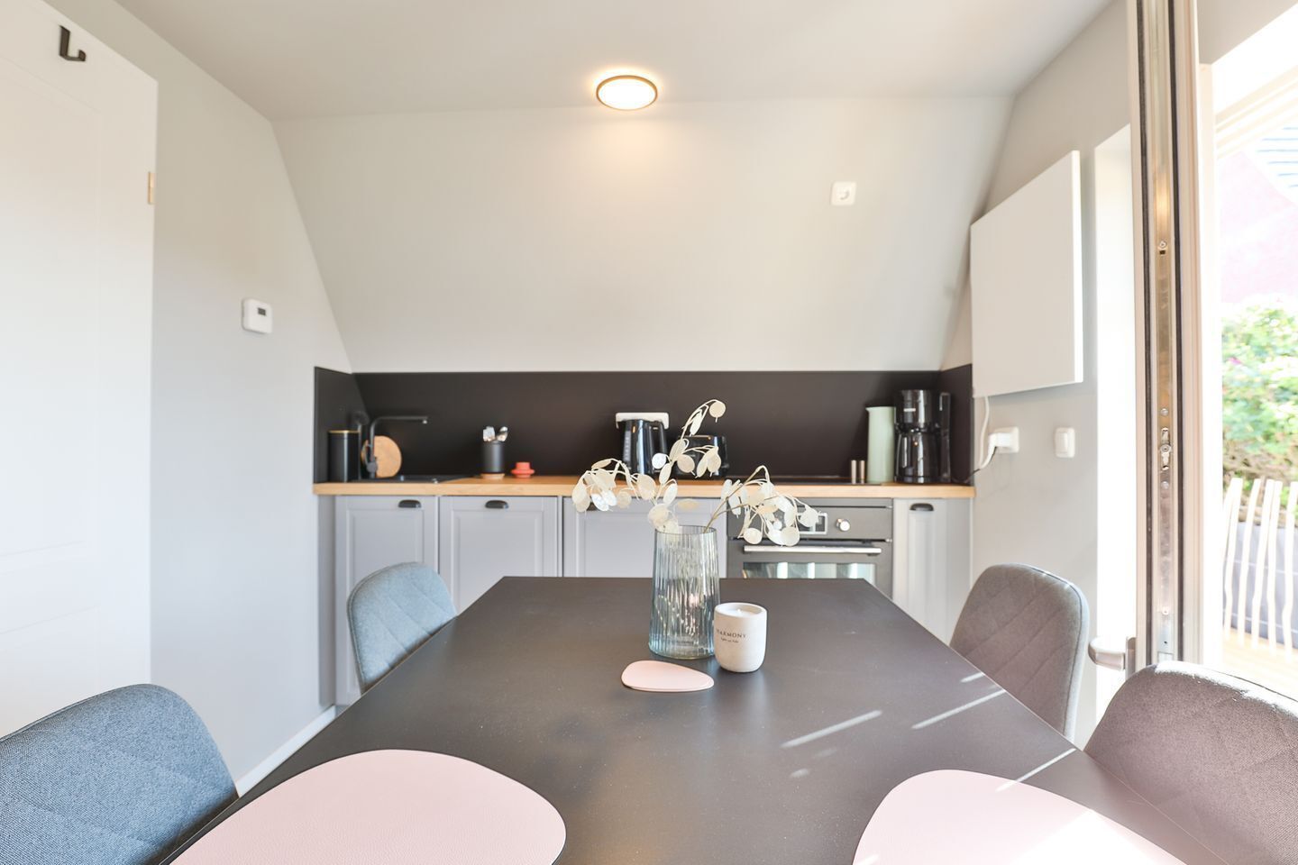 Een koelkast, een oven, een kookplaat, een vaatwasser